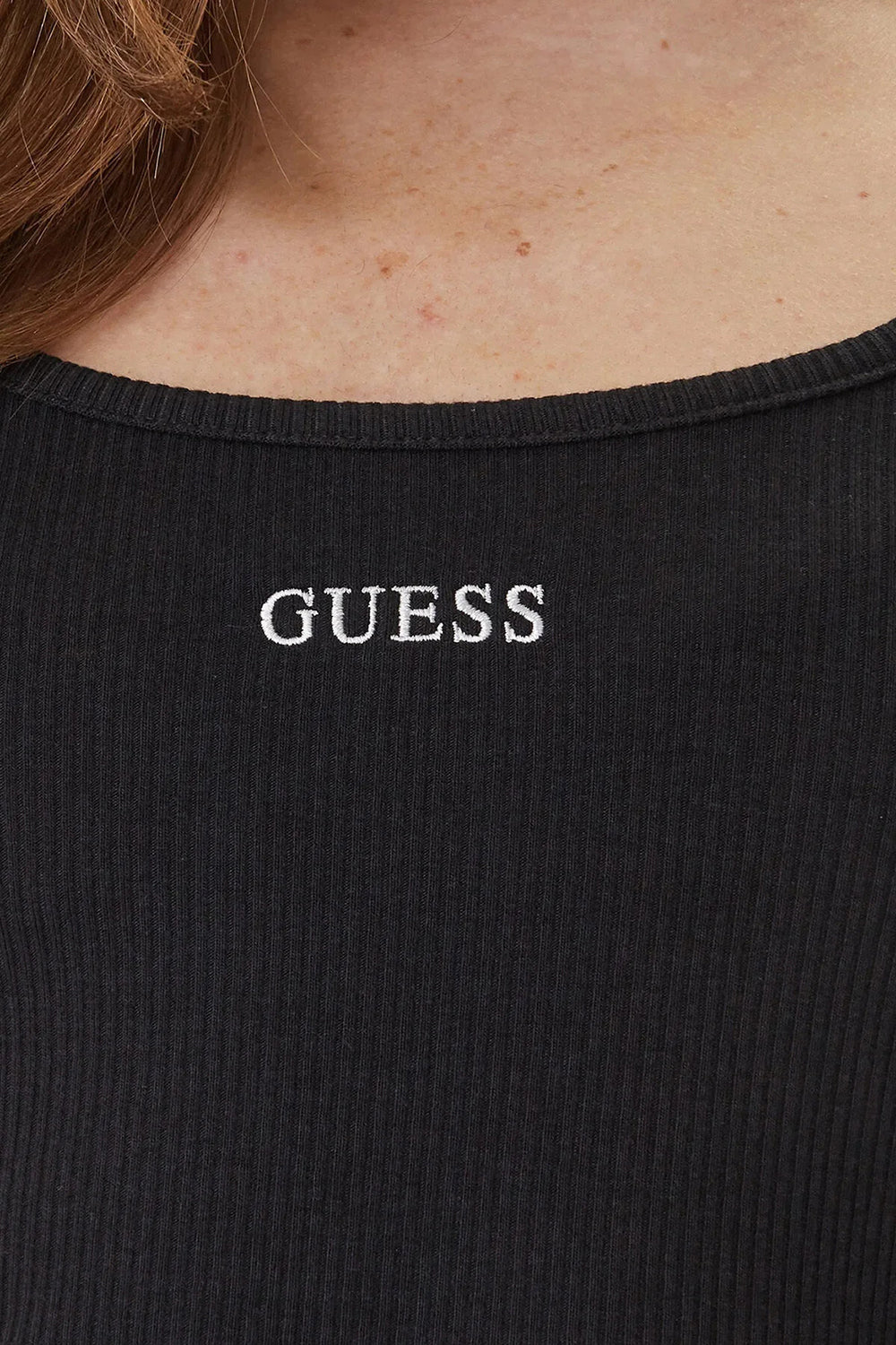 חולצת טישירט קצרה Guess Circe Slim Fit Logo נשים