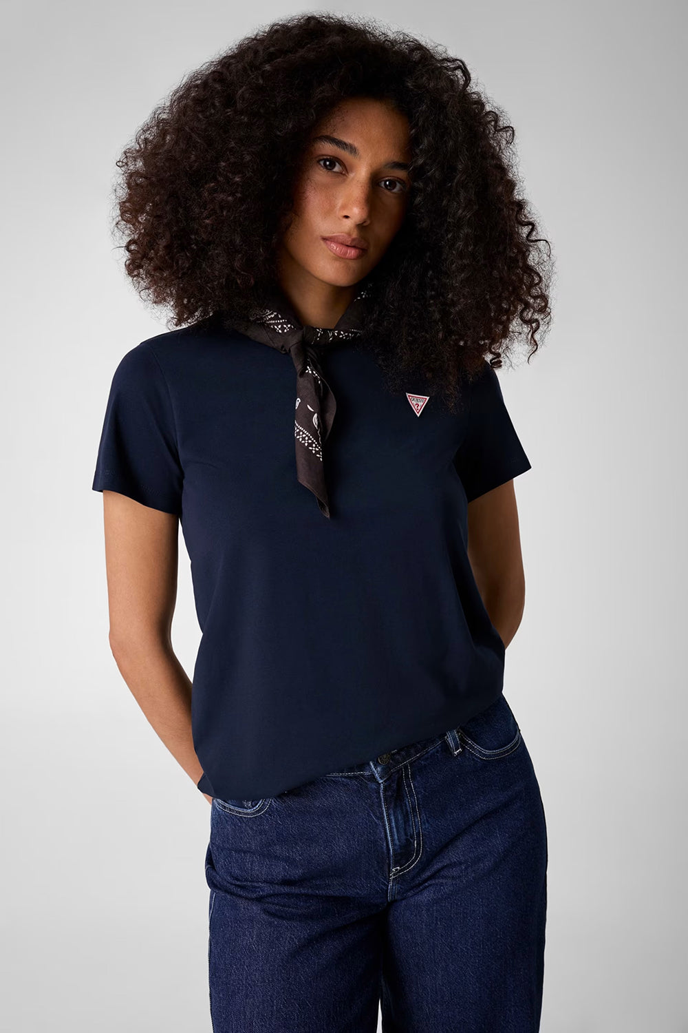 חולצת טישירט קצרה Guess Classic Mini Triangle נשים