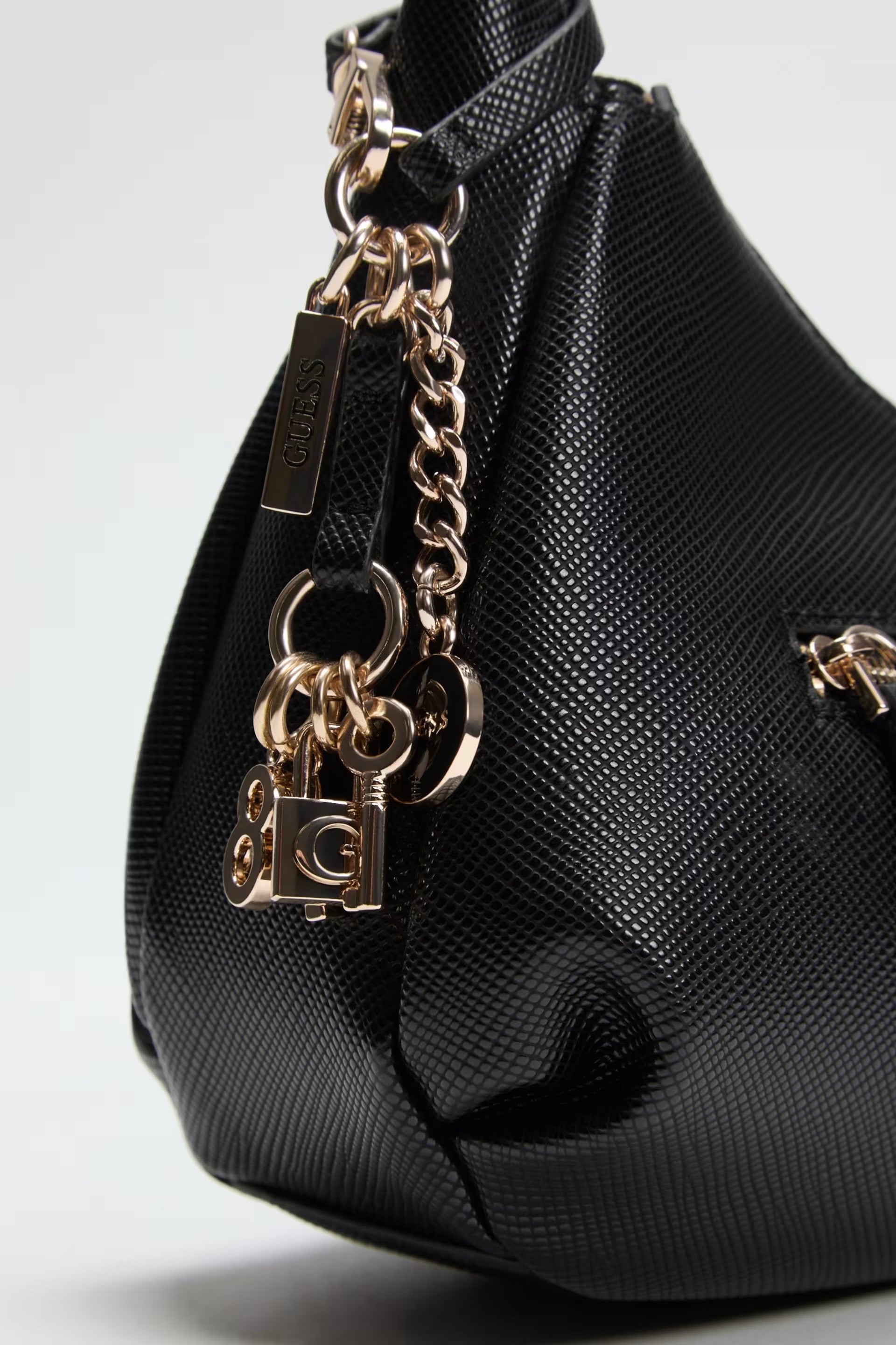 תיק Guess Gilda Hobo נשים
