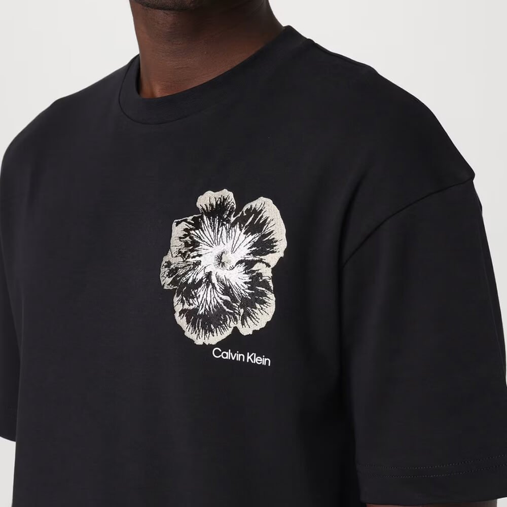 חולצת טישרט קלווין קליין קצרה Embroidered Night Flower גברים