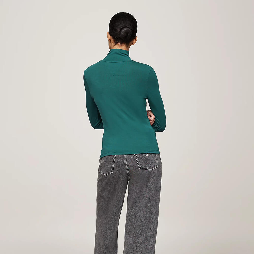 חולצת טומי הילפיגר Slim Badge Mockneck נשים