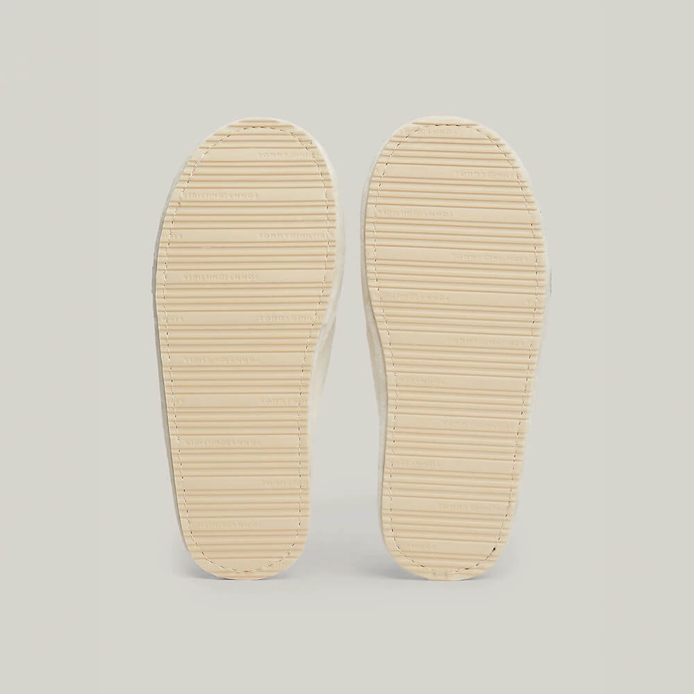 כפכפי טומי הילפיגר Monogram Plaque Fleece Slippers נשים