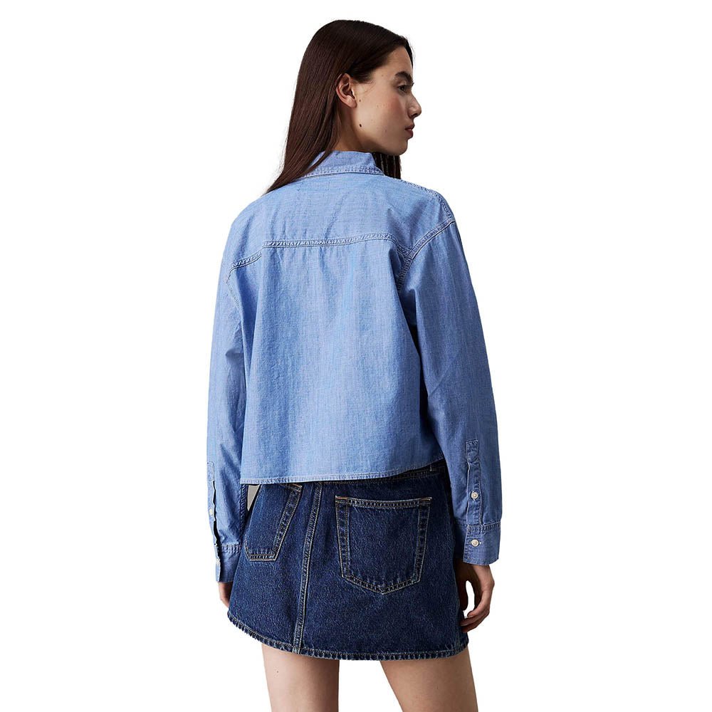 חולצה מכופתרת קלווין קליין Cropped Dad Chambray נשים