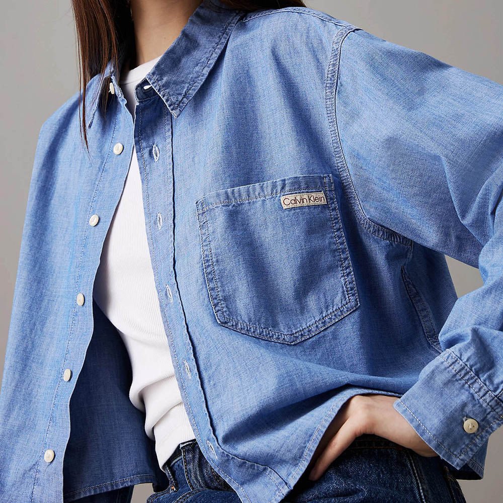 חולצה מכופתרת קלווין קליין Cropped Dad Chambray נשים