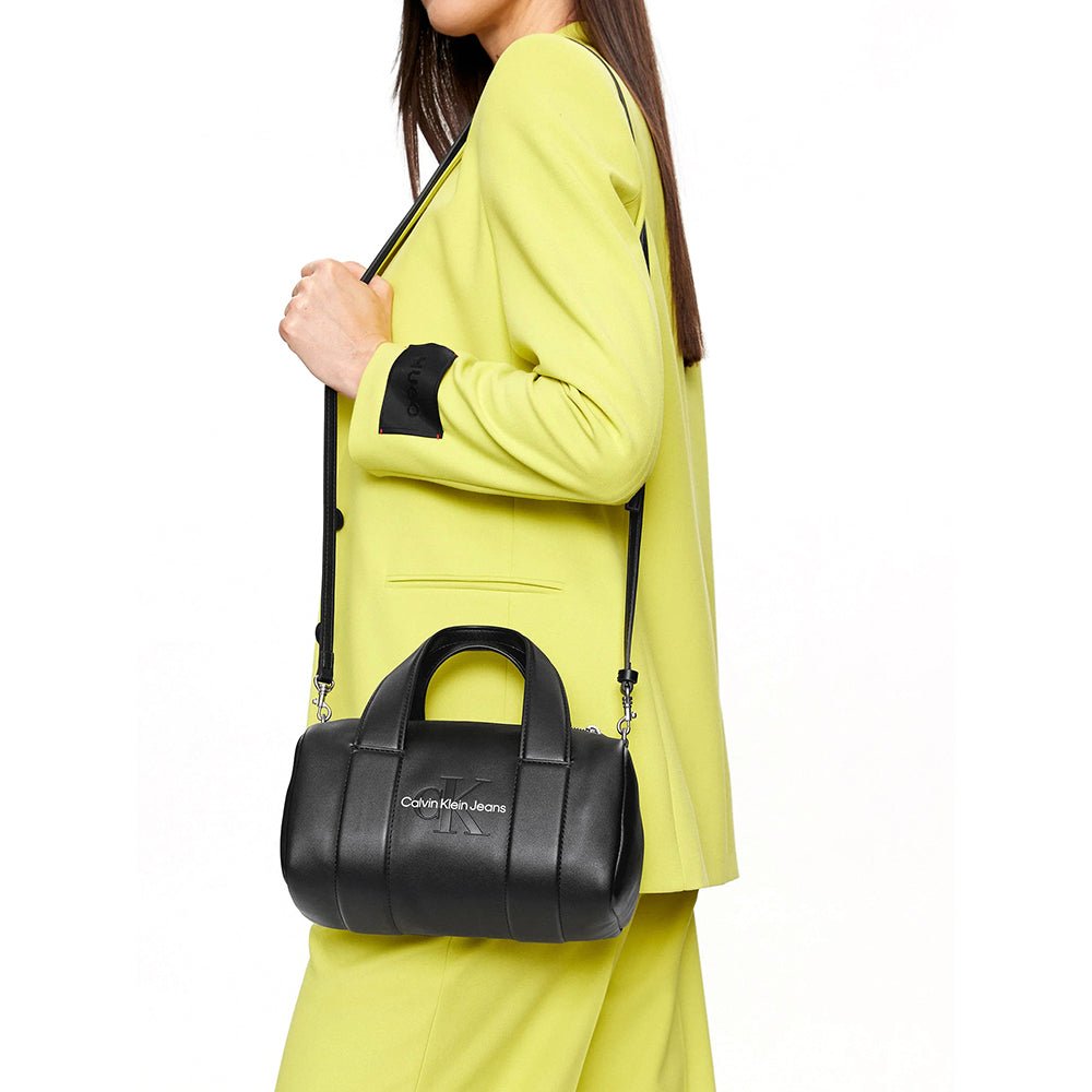 תיק קלווין קליין Sculpted Square Barrel Bag Mono נשים