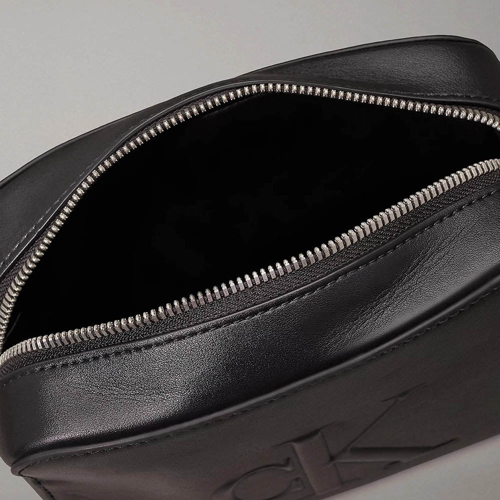תיק קלווין קליין Sculpted Camera Bag Deboss נשים