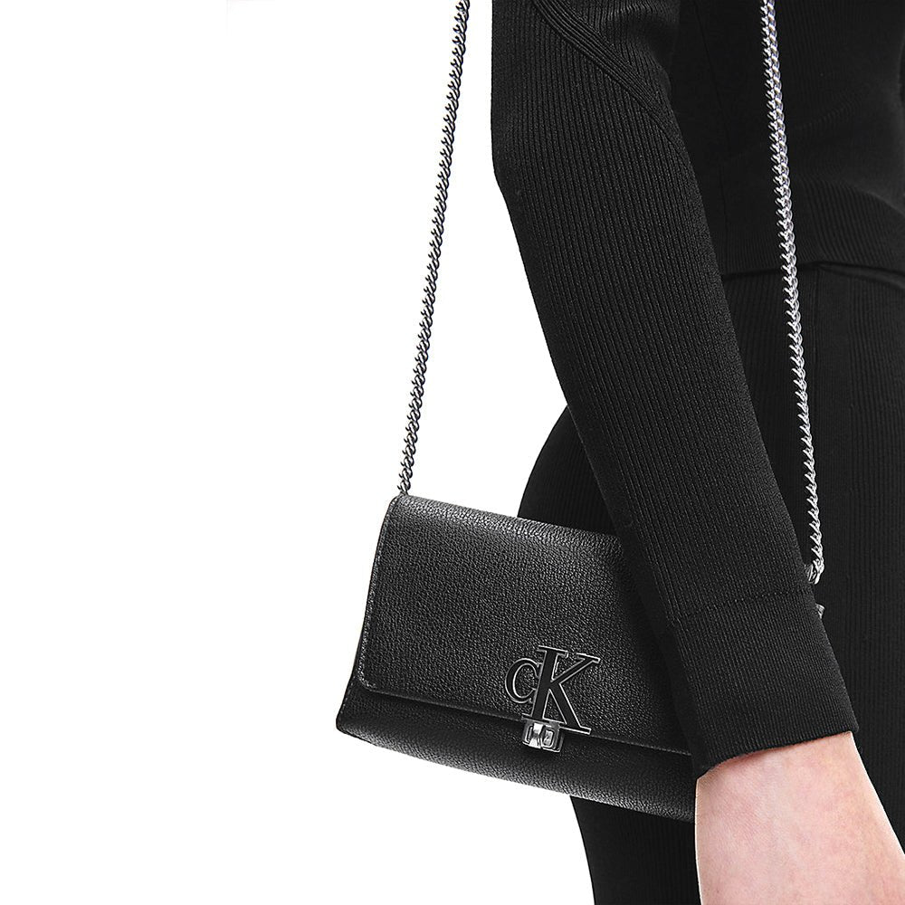תיק צד קלווין קליין אבזם לוגו מתכת נשים